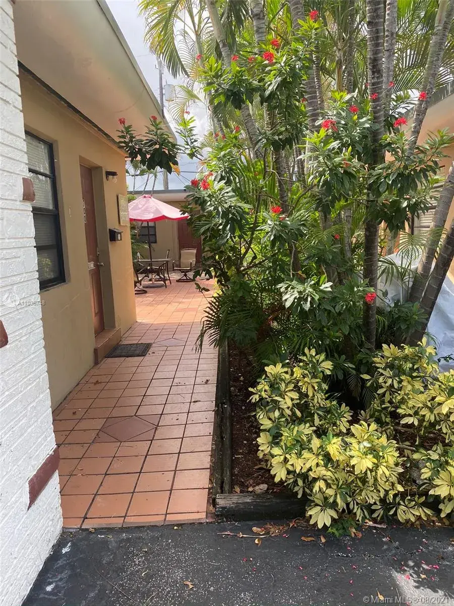 700 NE 6th St, Hallandale Beach FL 33009