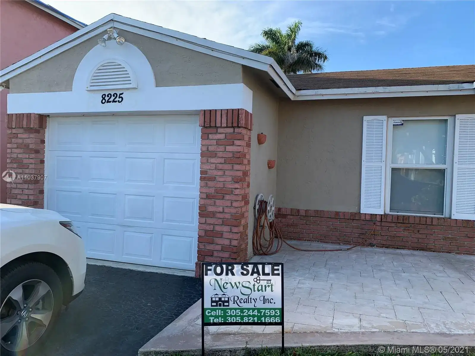 8225 NW 192nd Ter, Hialeah FL 33015 photo 2