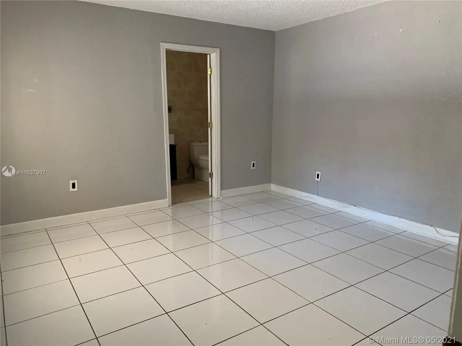 8225 NW 192nd Ter, Hialeah FL 33015 photo 4