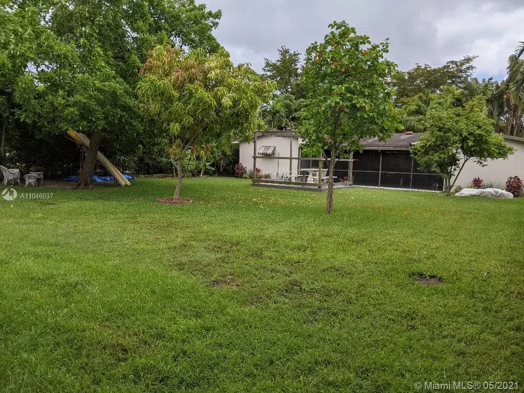 945 NE 176th St, Miami FL 33162