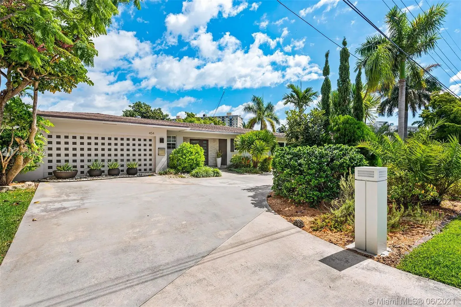 454 Tamarind Dr, Hallandale Beach FL 33009