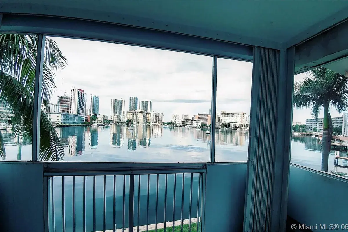 462 Golden Isles Dr # 211, Hallandale Beach FL 33009