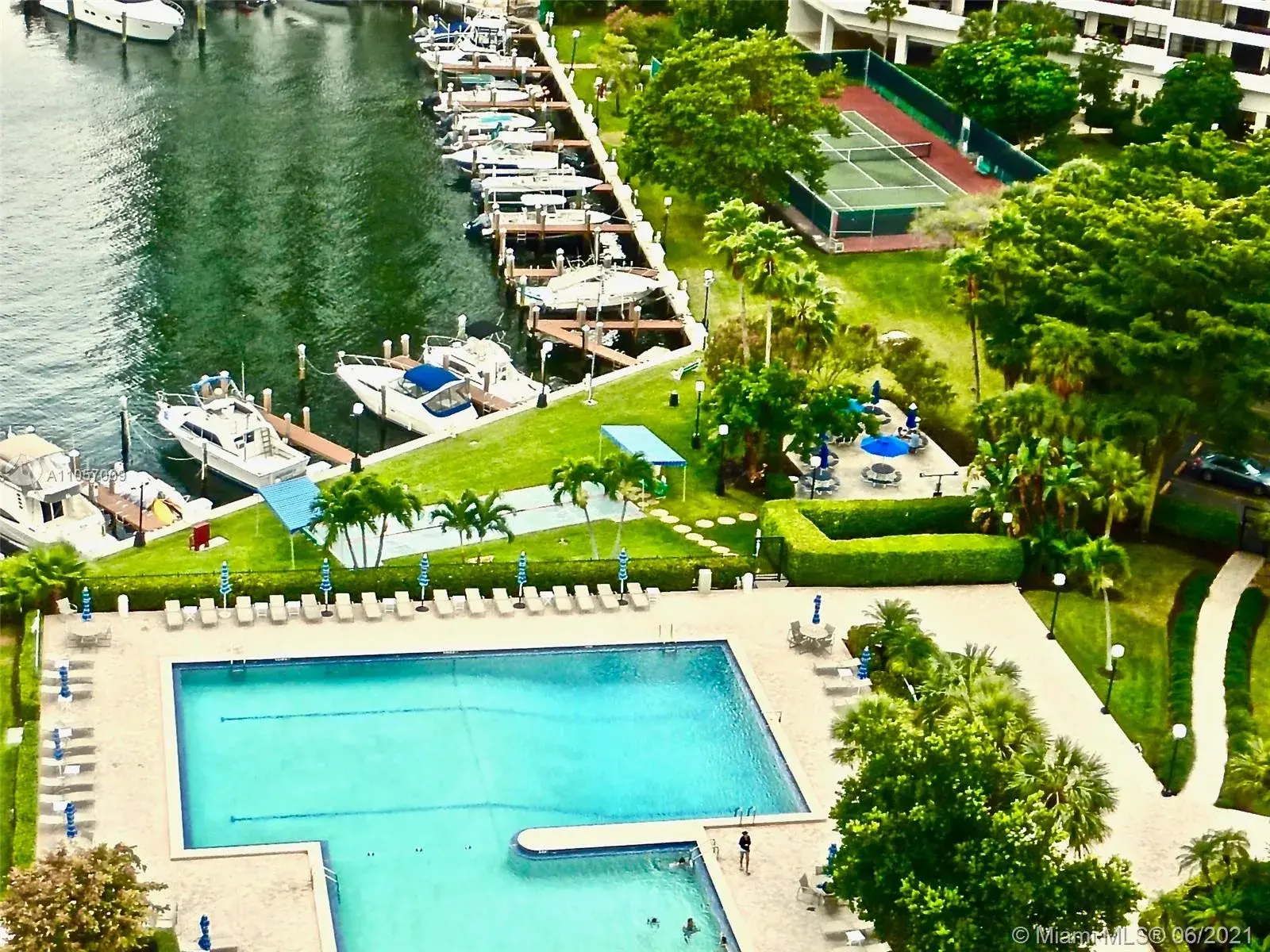 2500 Parkview Dr # 2020, Hallandale Beach FL 33009