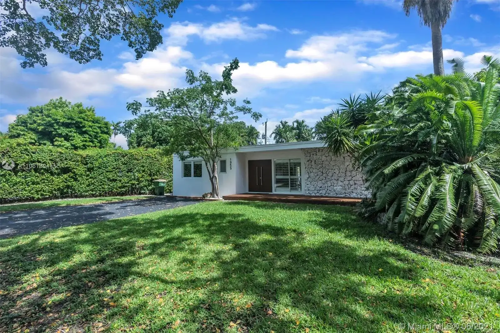 1955 Alamanda Dr, North Miami FL 33181 photo 2
