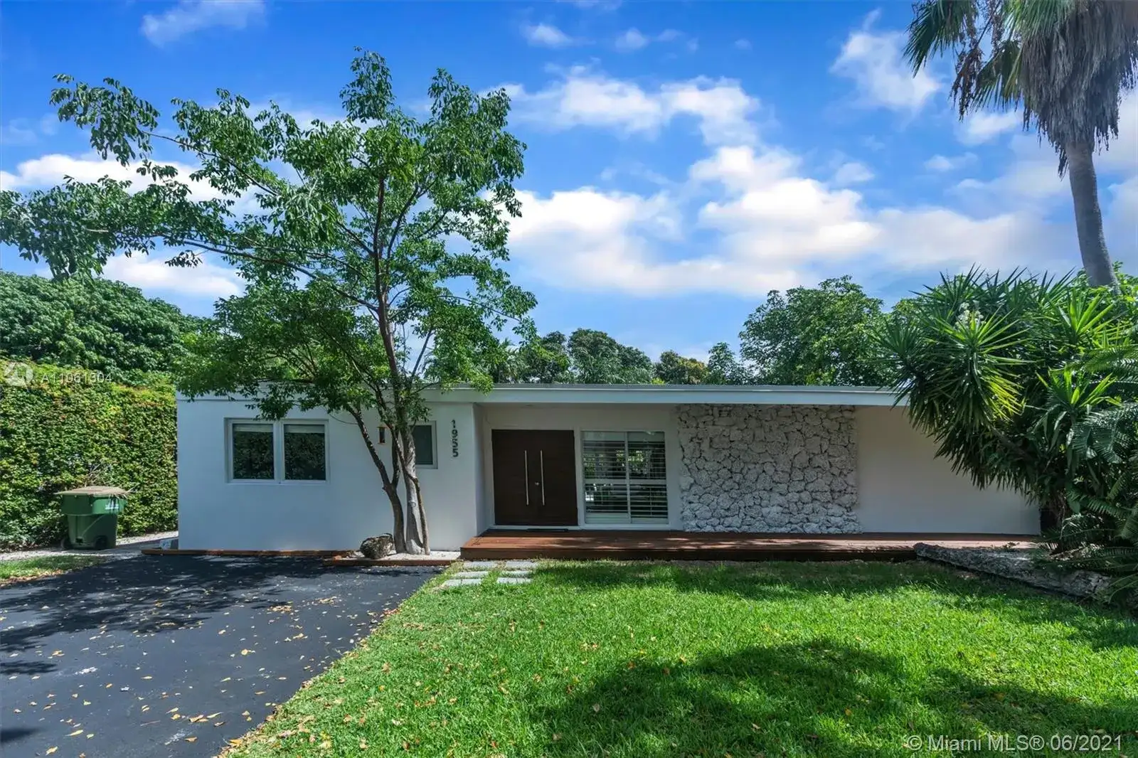 1955 Alamanda Dr, North Miami FL 33181 photo 3