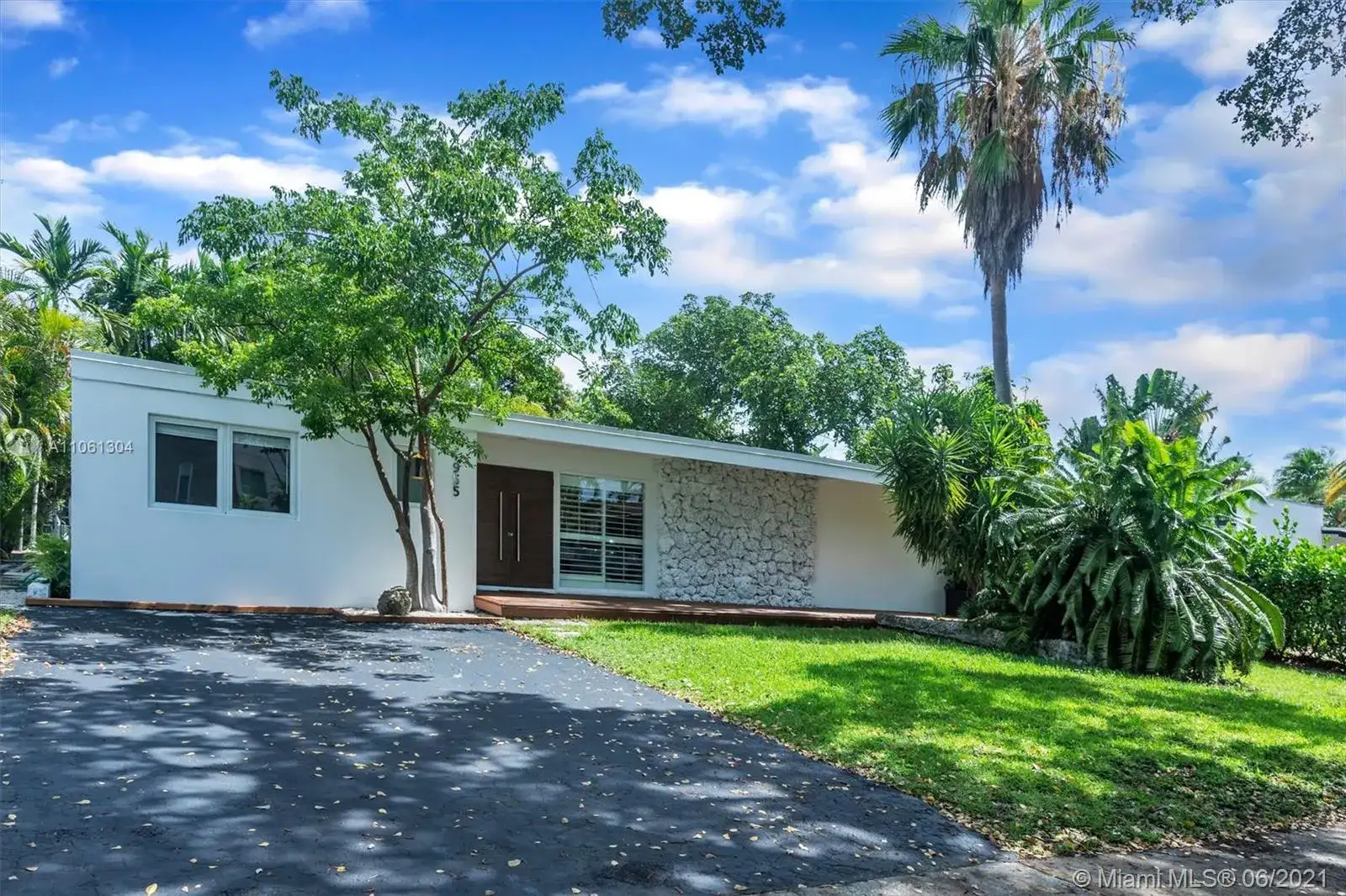 1955 Alamanda Dr, North Miami FL 33181 photo 4
