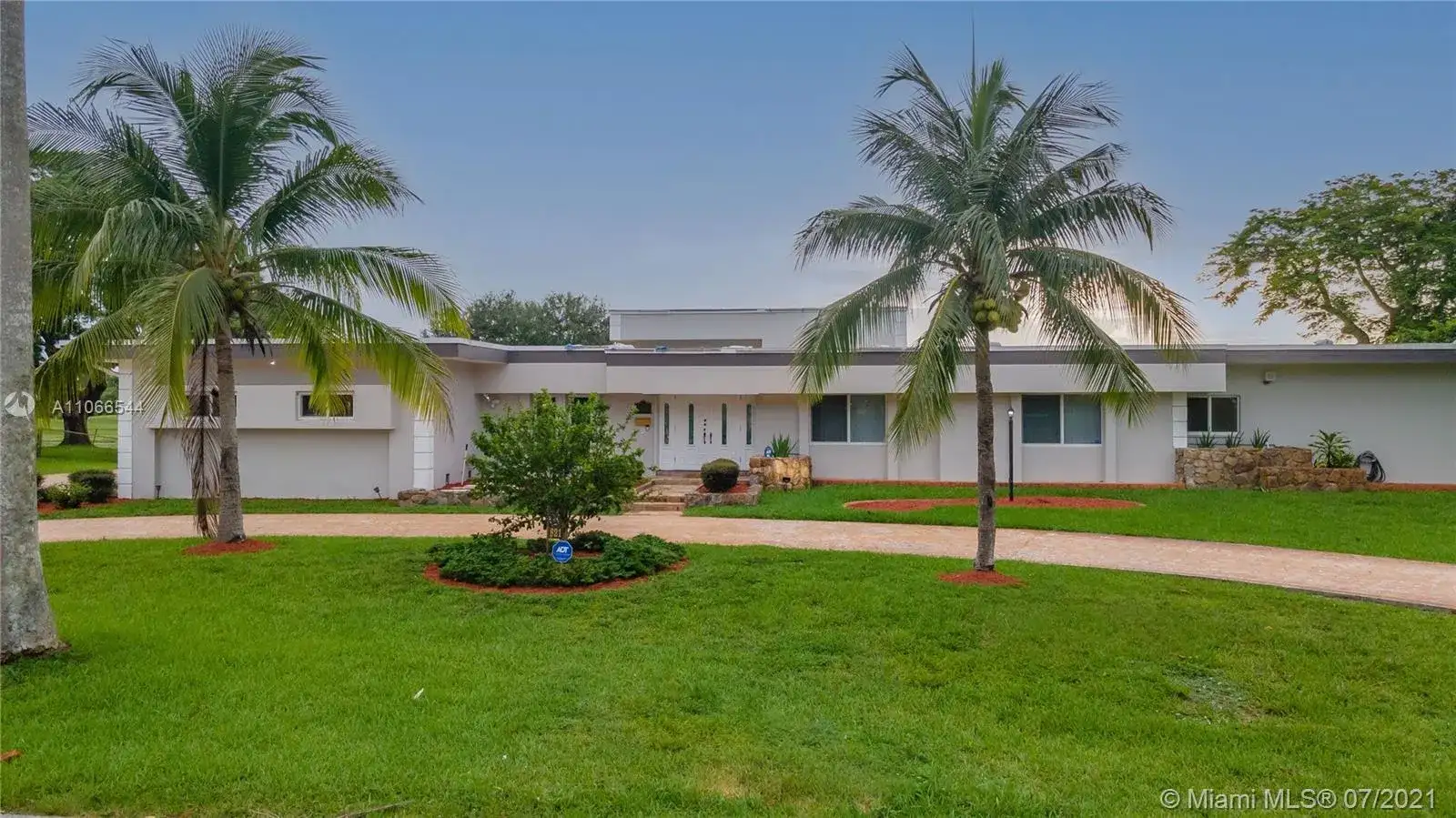 621 E Tropical WAY, Plantation FL 33317 photo 2