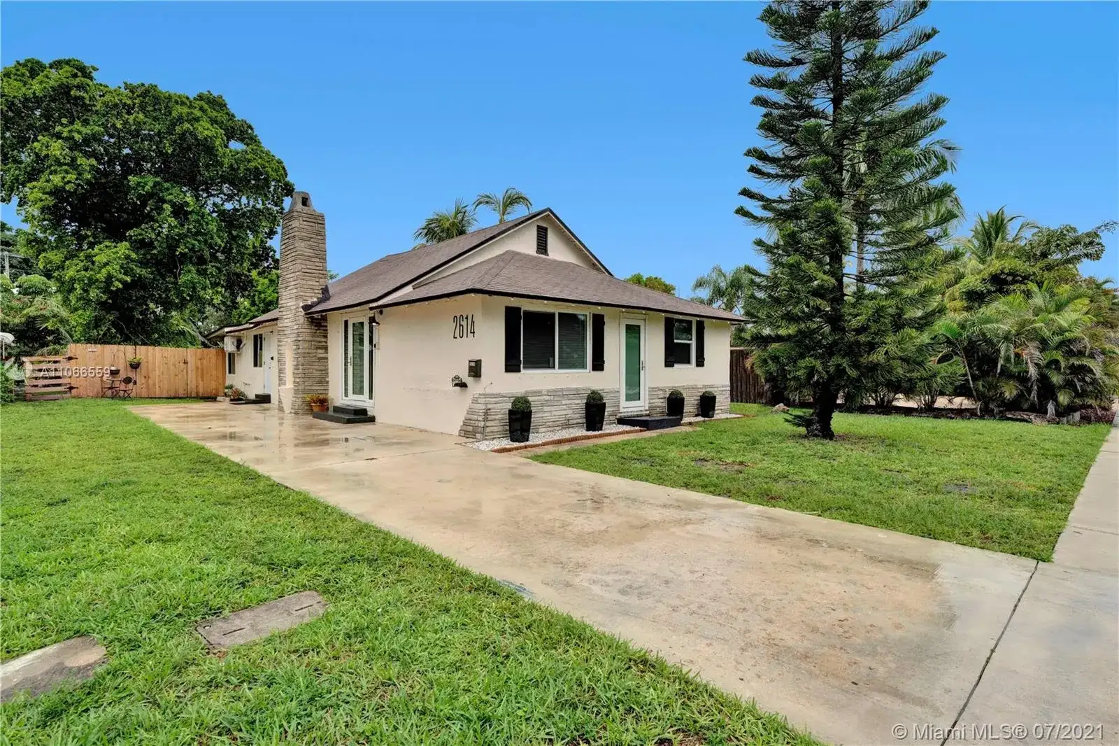 2614 Monroe St, Hollywood FL 33020 photo 2