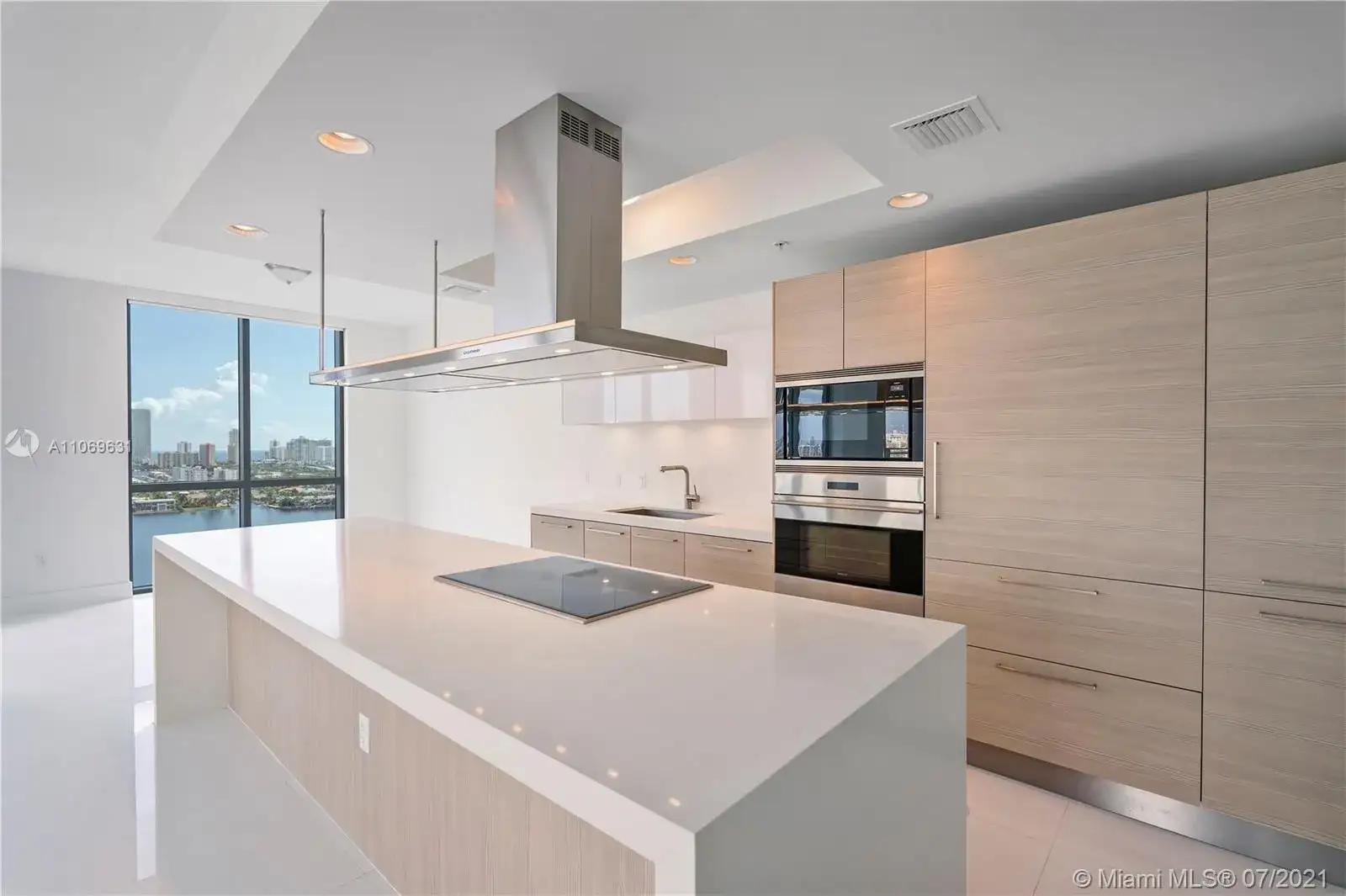 17111 Biscayne Blvd # 2109, North Miami Beach FL 33160 photo 4