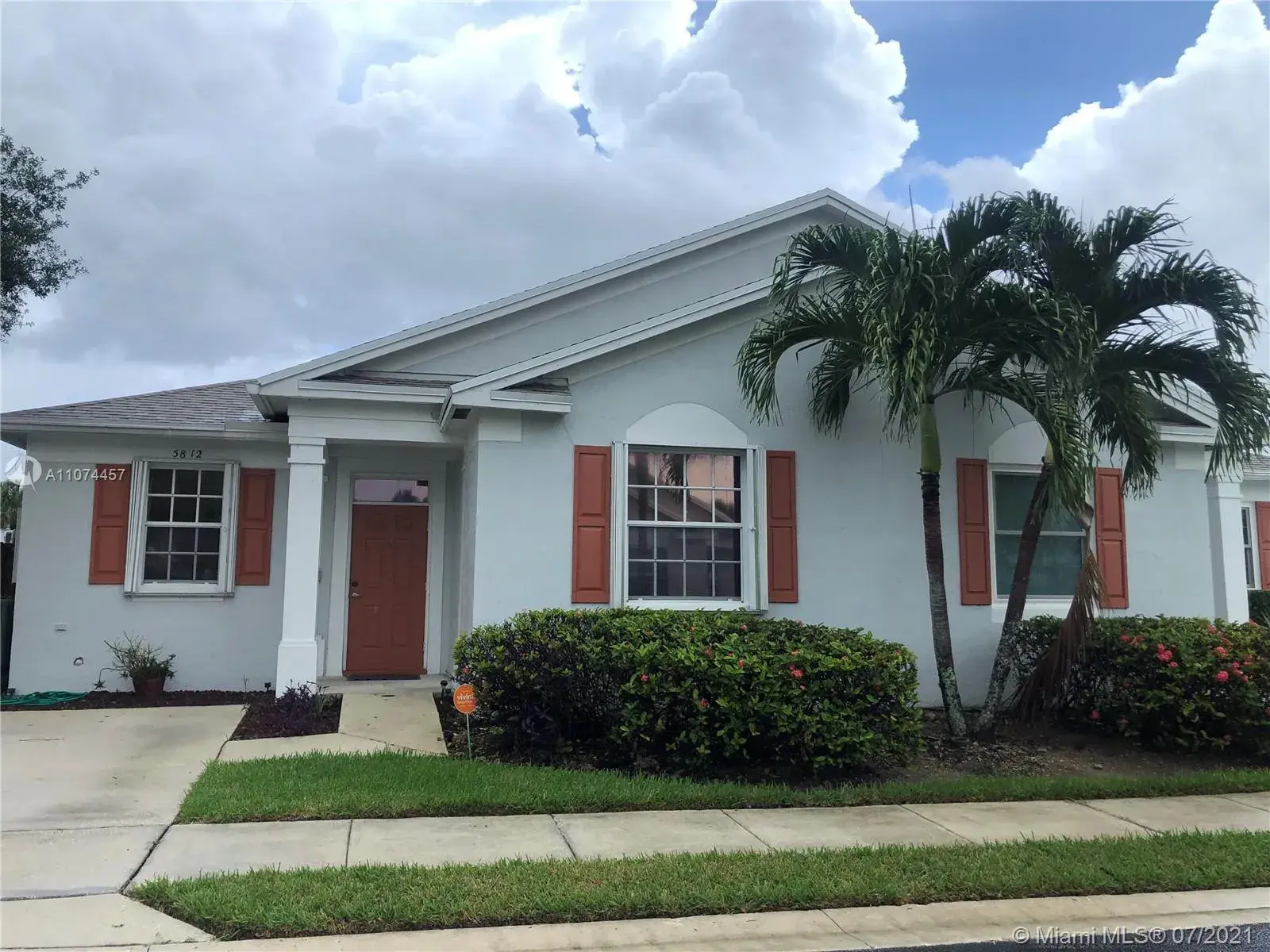 5812 Kelsey Ln, Tamarac FL 33321