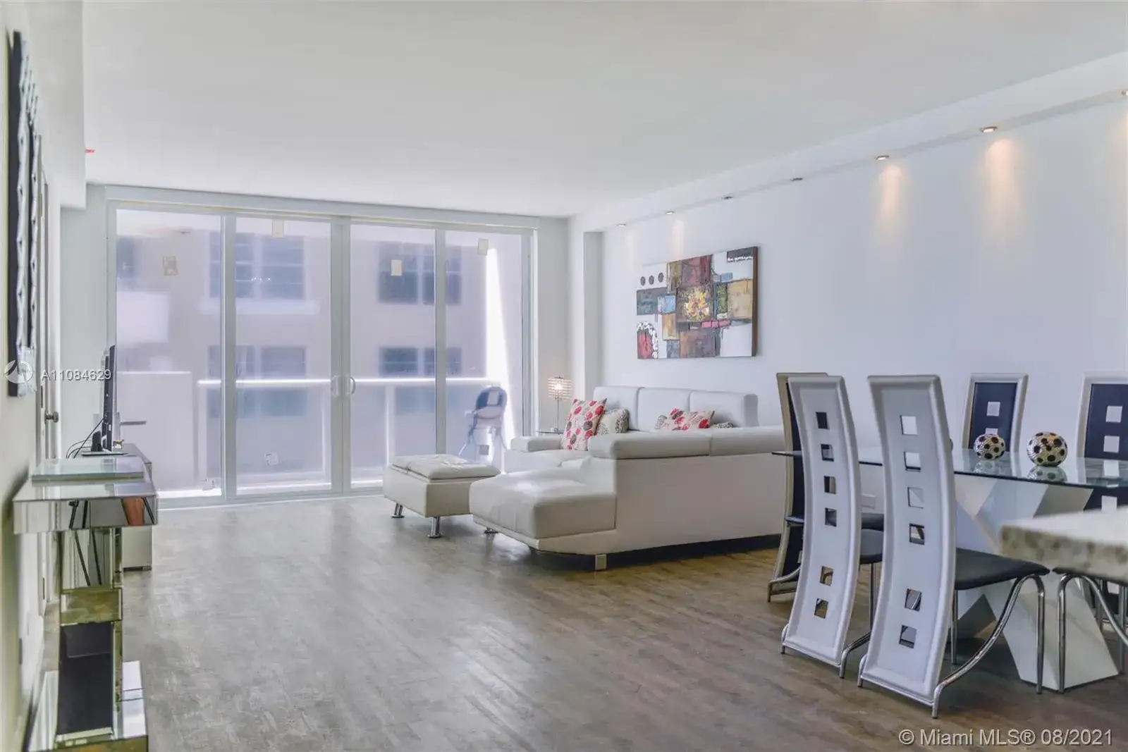 2 bedroom 2 bath Residential for sale at 5601 Collins Ave # 9, Miami Beach FL 33140