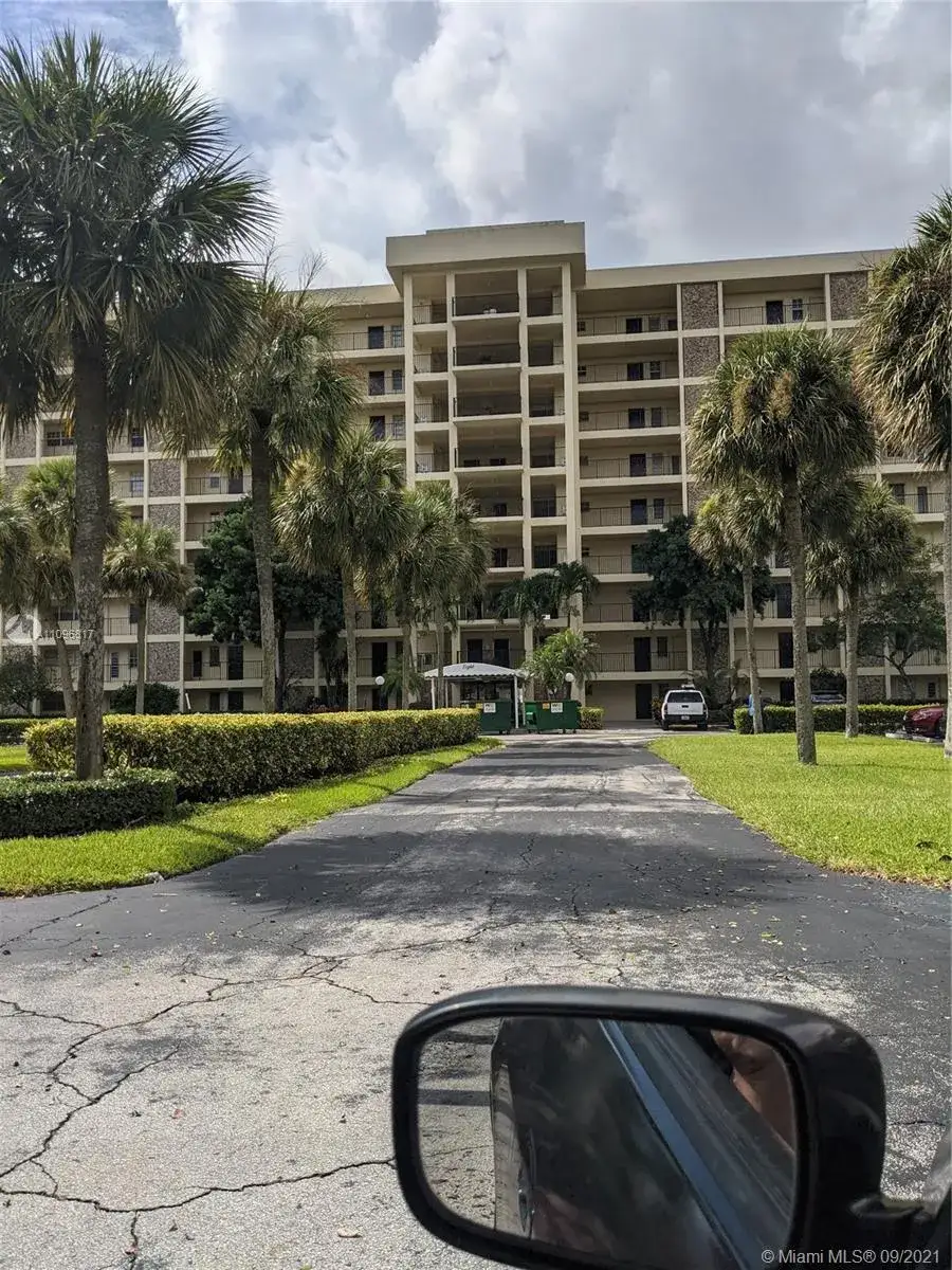 3050 N Palm Aire Dr # 105, Pompano Beach FL 33069