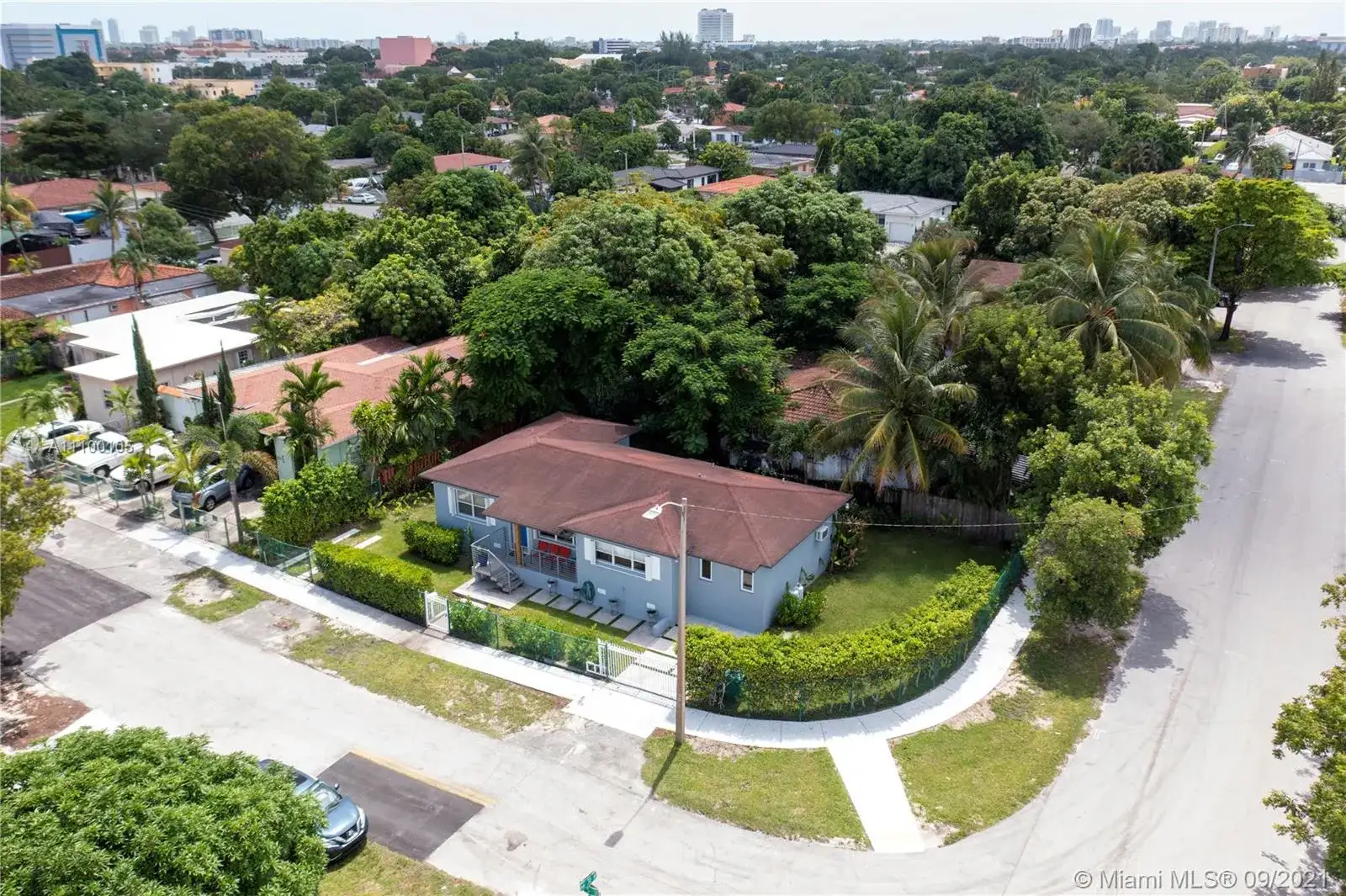 3098 NW 5th St, Miami FL 33125 photo 2