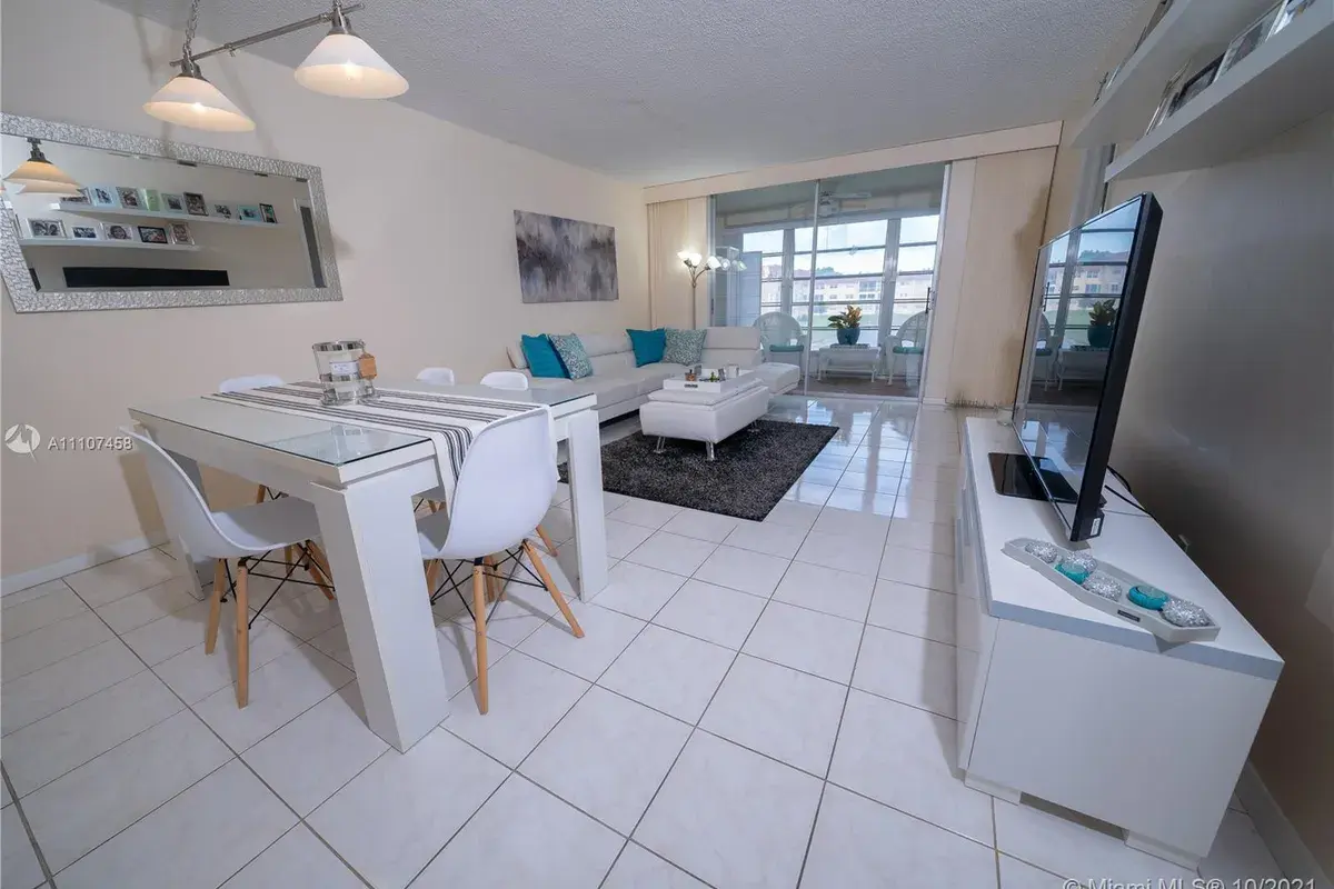 8901 Sunrise Lakes Blvd # 204, Sunrise FL 33322