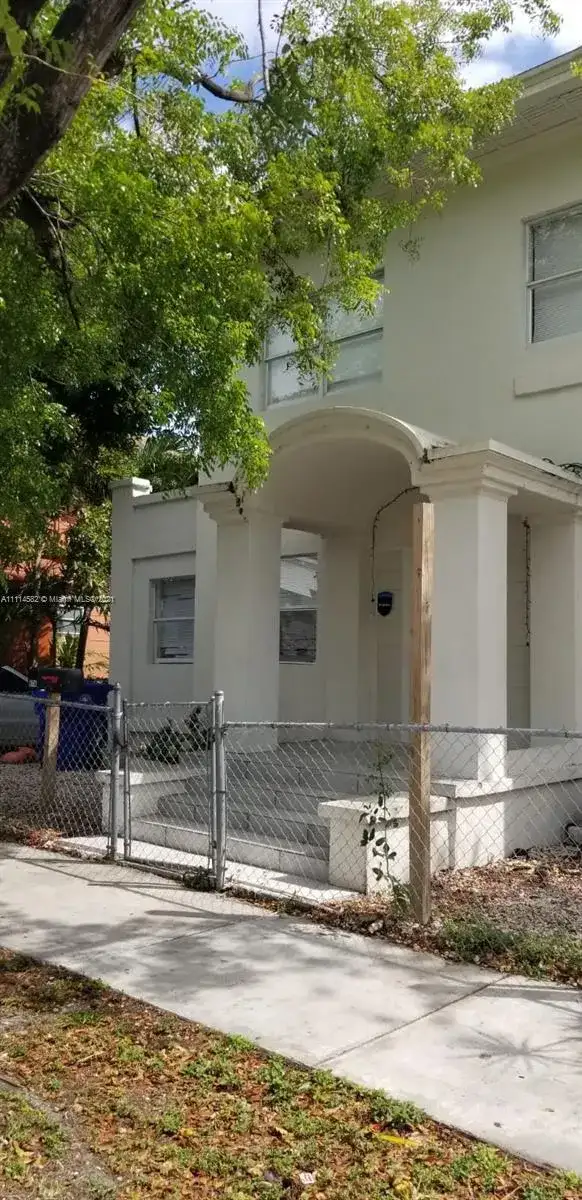 876 SW 2nd St, Miami FL 33130 photo 2