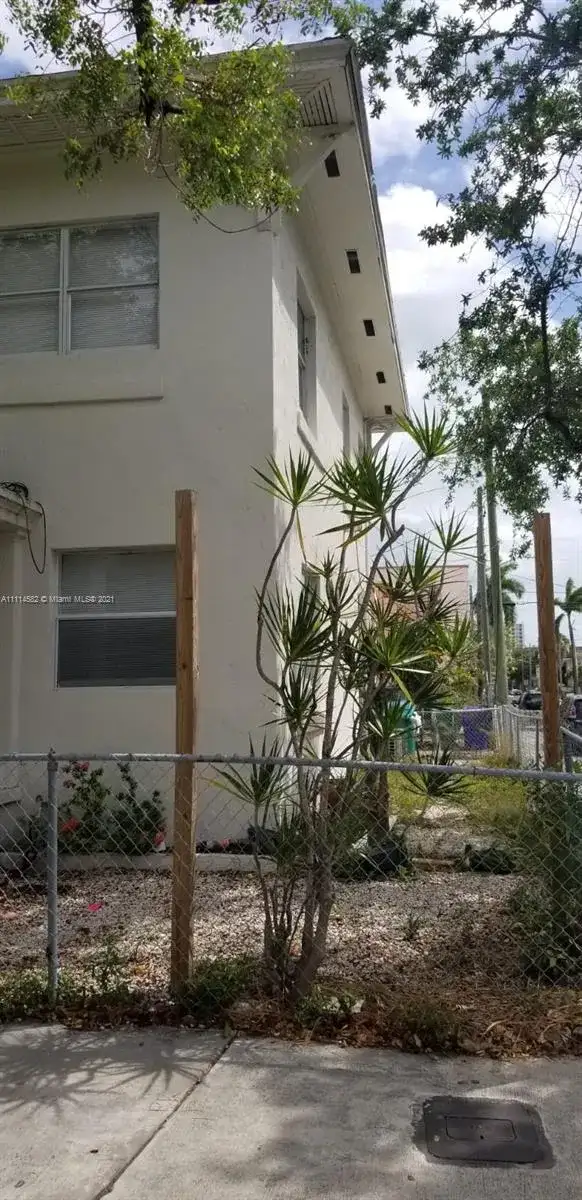 876 SW 2nd St, Miami FL 33130 photo 3