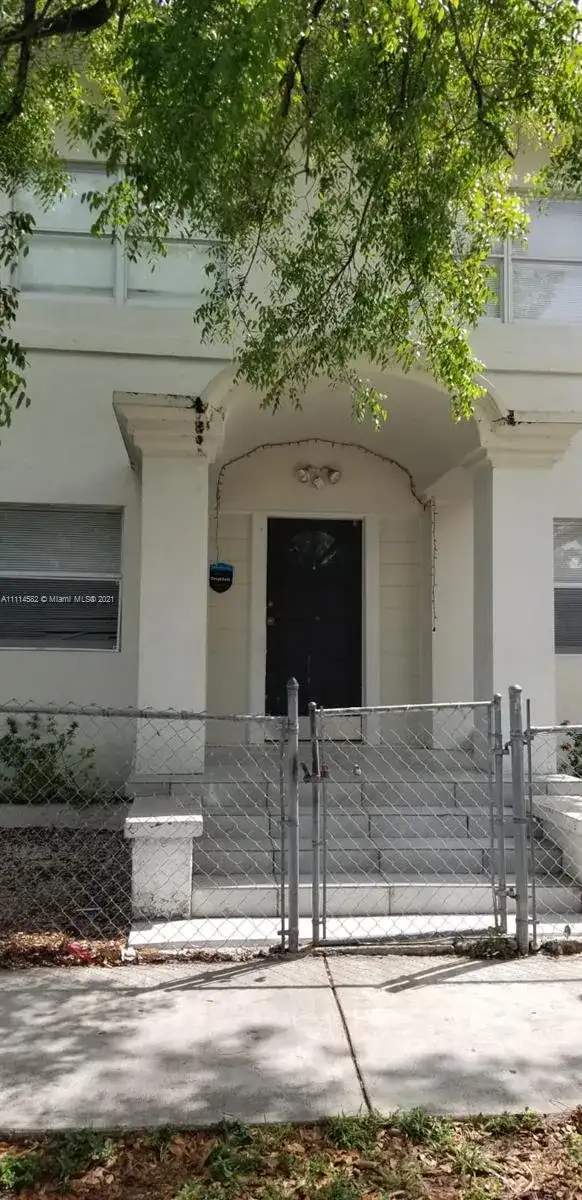 876 SW 2nd St, Miami FL 33130 photo 4