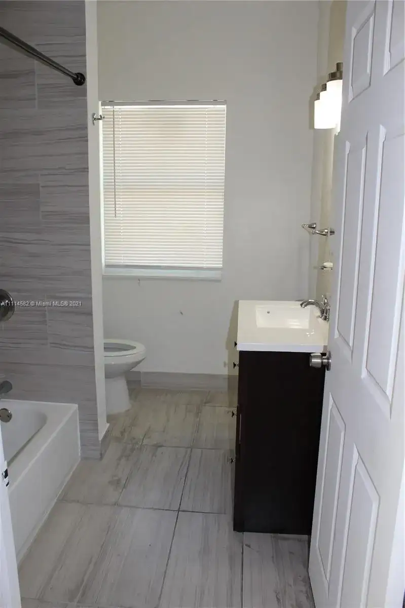 876 SW 2nd St, Miami FL 33130 photo 5