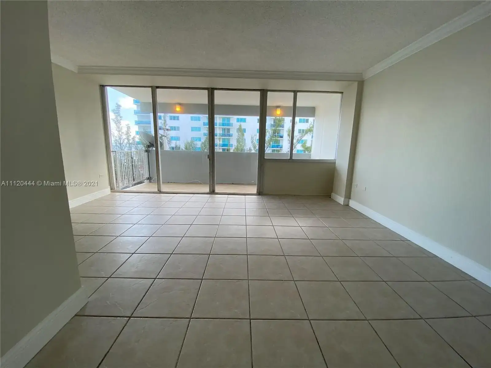 7545 E Treasure Dr # I, North Bay Village FL 33141 photo 3
