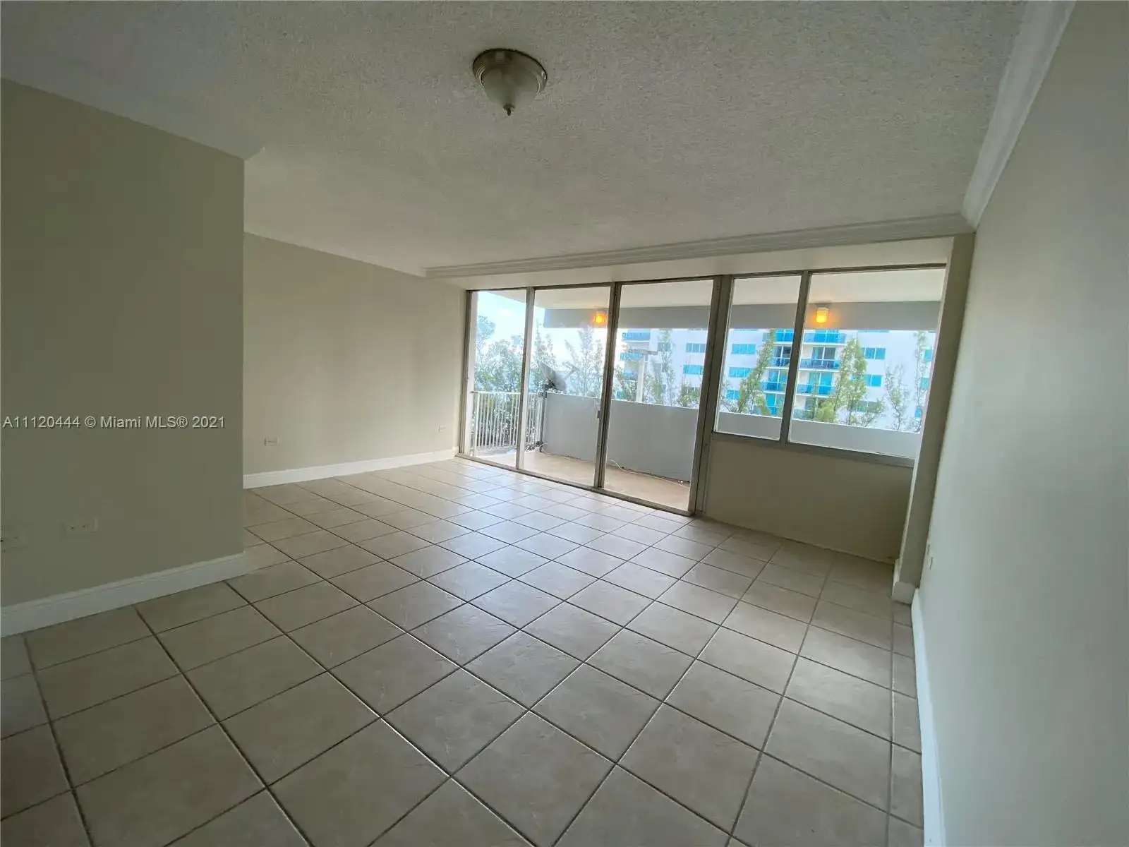 7545 E Treasure Dr # I, North Bay Village FL 33141 photo 4