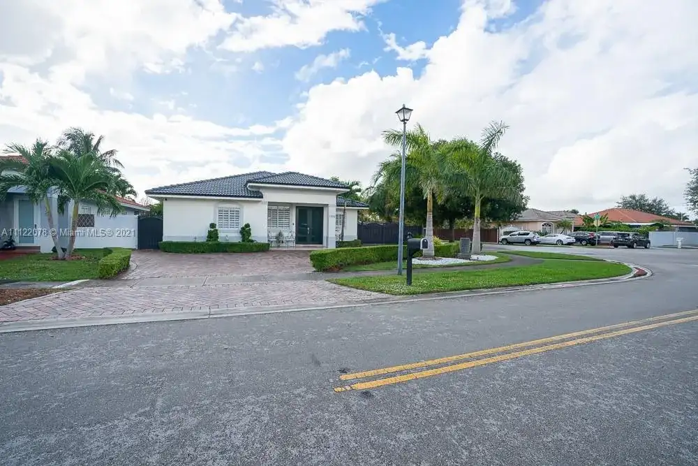 19980 NW 78th Path, Hialeah FL 33015 photo 2