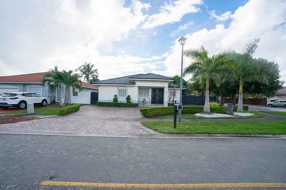 19980 NW 78th Path, Hialeah FL 33015 photo 3