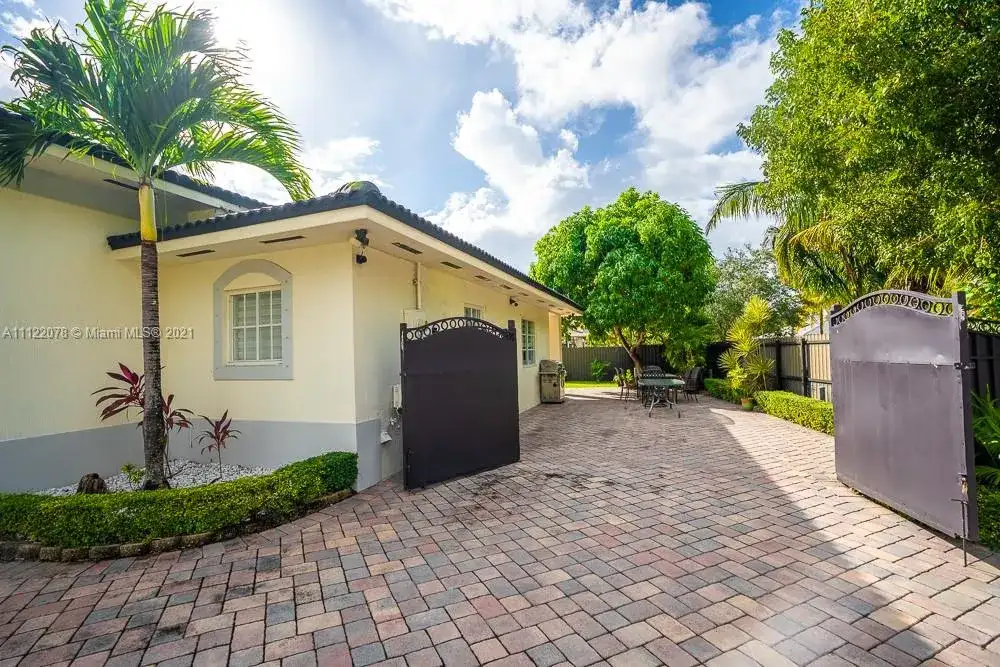 19980 NW 78th Path, Hialeah FL 33015 photo 4
