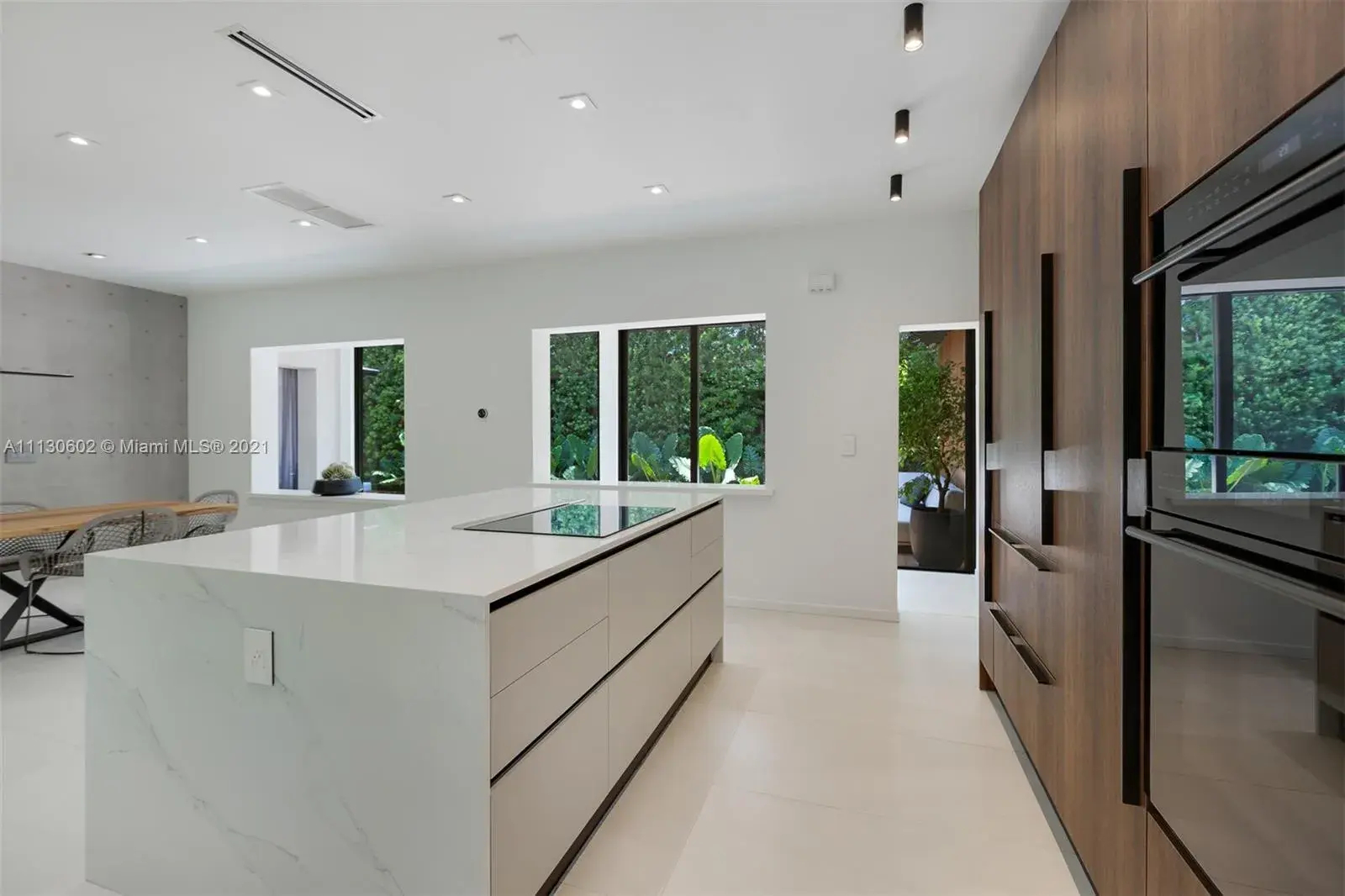 725 W 49th St, Miami Beach FL 33140