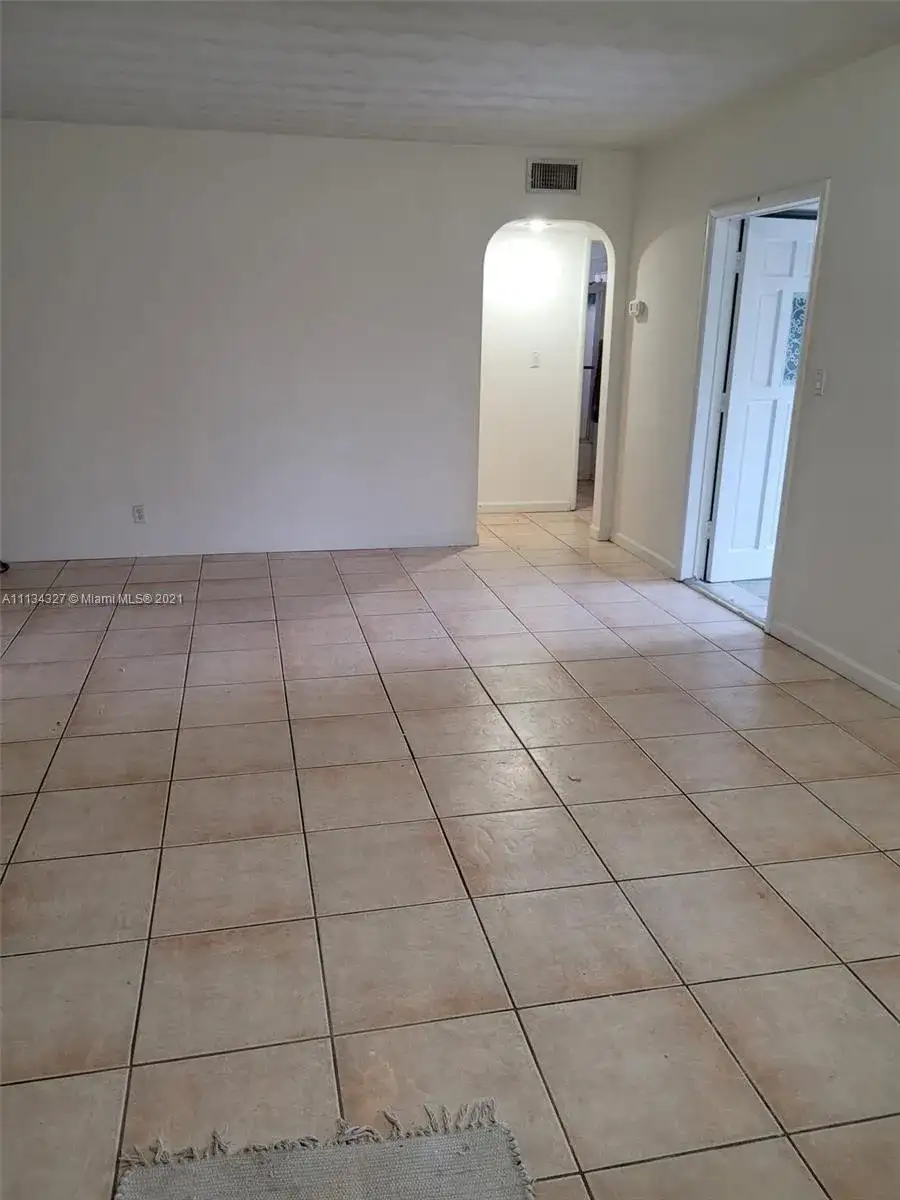 123 SW 68th Ave, Pembroke Pines FL 33023 photo 3