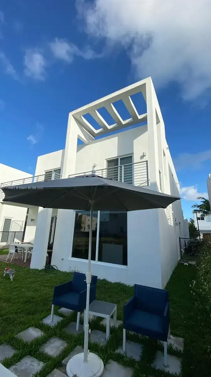 10330 NW 68th St, Doral FL 33178 photo 2