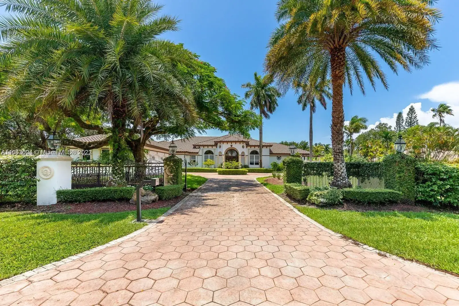 5770 SW 114th Ter, Pinecrest FL 33156 photo 3
