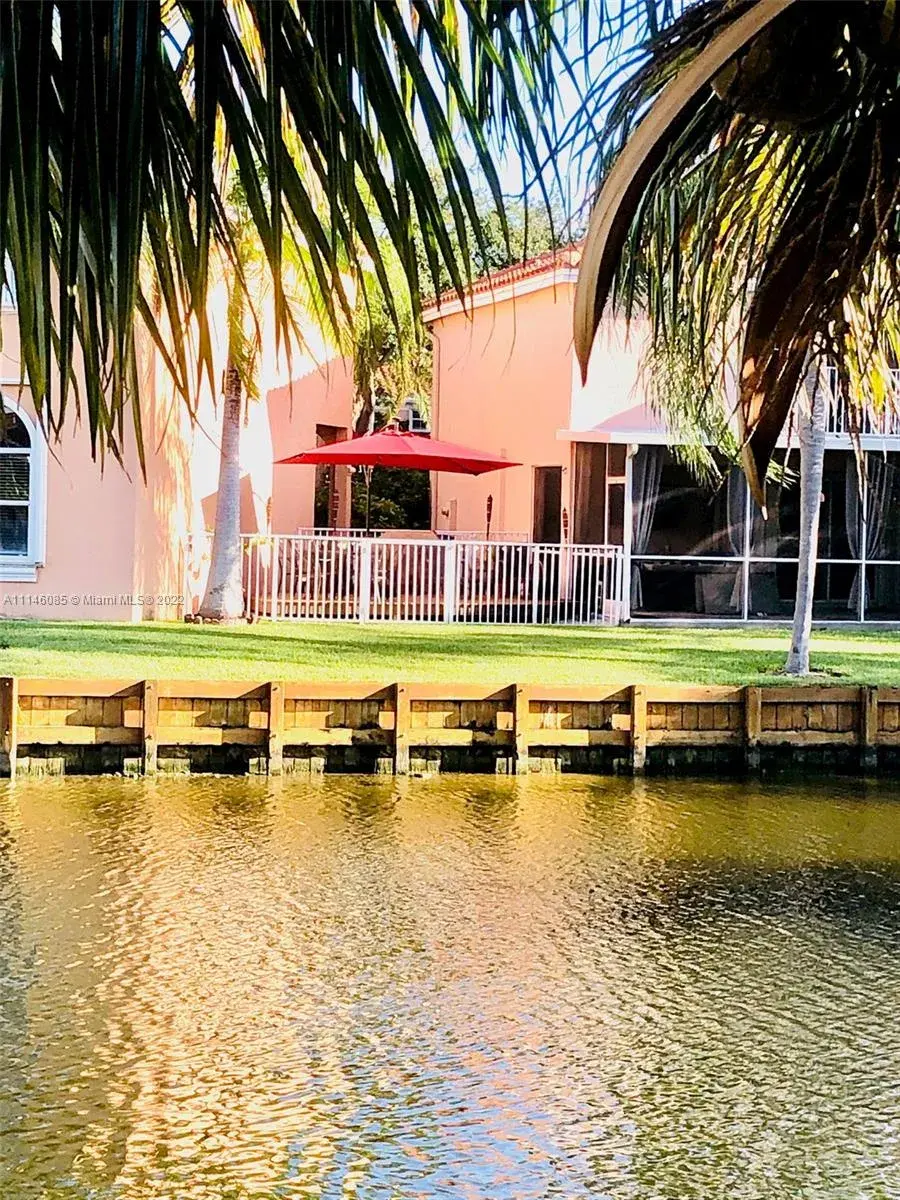 1537 E Lake Ct, Hollywood FL 33020