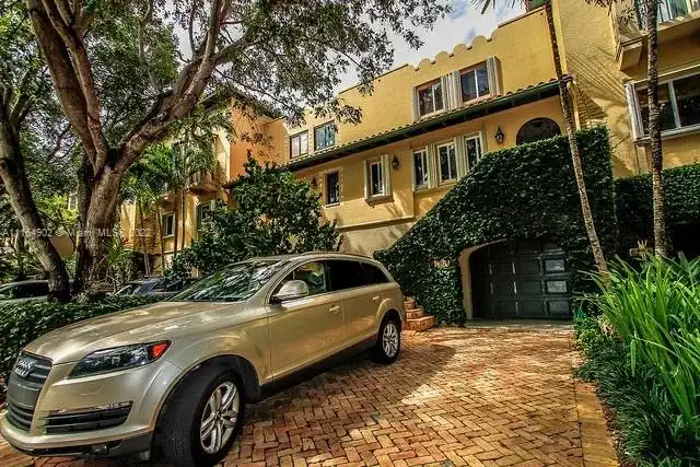 6206 Paradise Point Dr, Palmetto Bay FL 33157