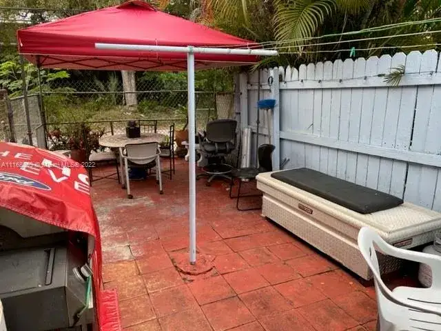 422 NW 25th Ct, Miami FL 33125 photo 3