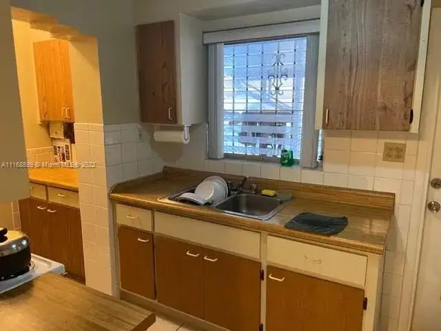 422 NW 25th Ct, Miami FL 33125 photo 4