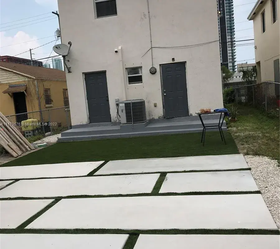 1520 NW 1st Ave, Miami FL 33136