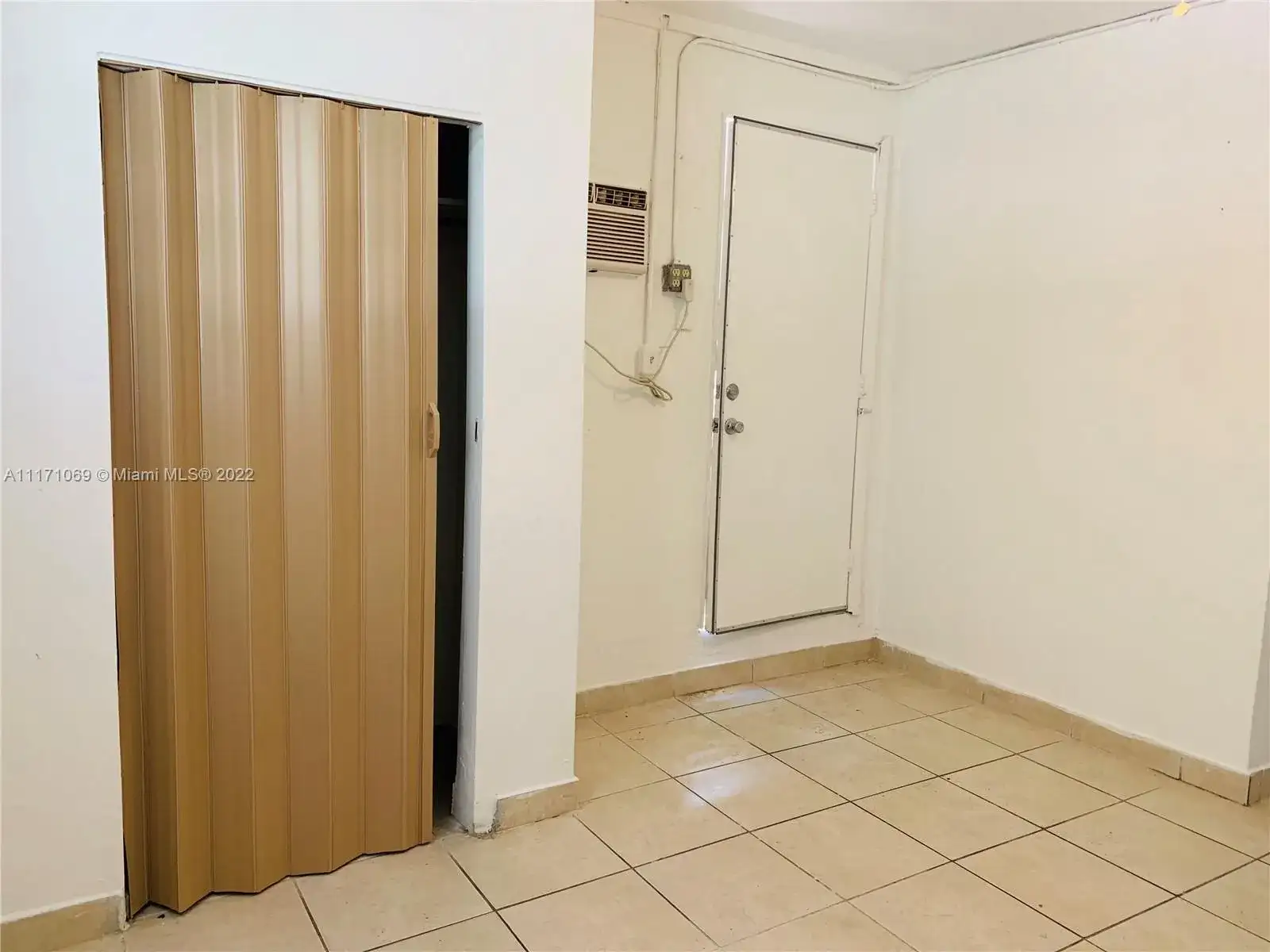 1079 NW 112th Ter, Miami FL 33168 photo 4