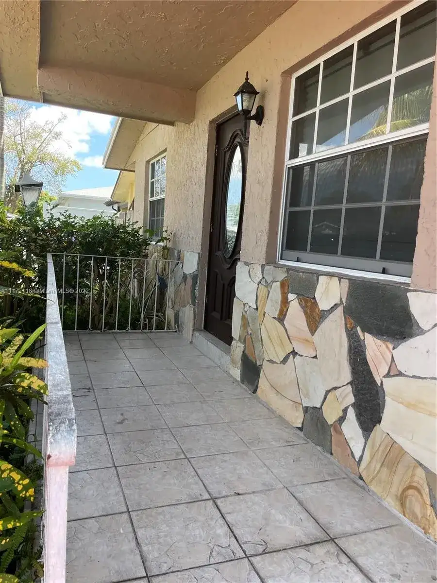 5636 SW 40th St, West Park FL 33023 photo 3