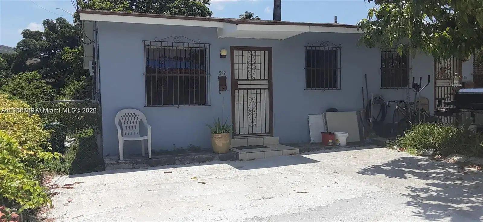 945 NW 22nd Pl, Miami FL 33125 photo 2