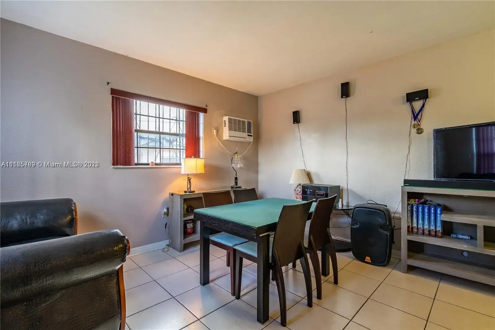 945 NW 22nd Pl, Miami FL 33125 photo 4