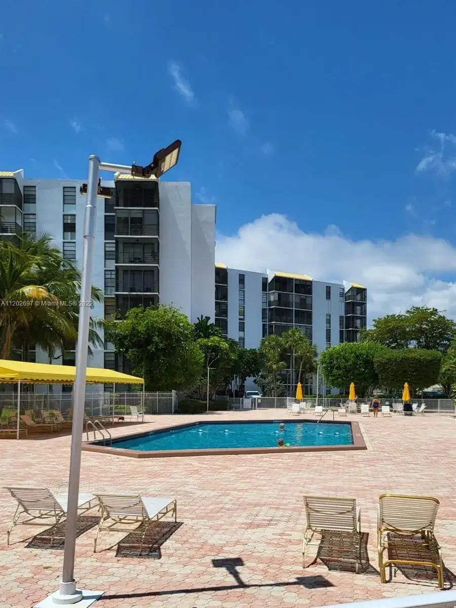20500 W Country Club Dr # 117, Aventura FL 33180 photo 2