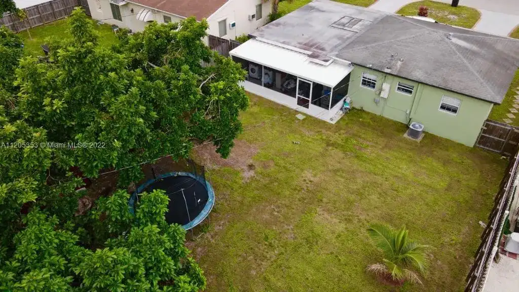 1290 NE 162nd St, North Miami Beach FL 33162 photo 2
