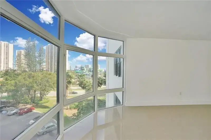 20100 W Country Club Dr # 504, Aventura FL 33180 photo 4