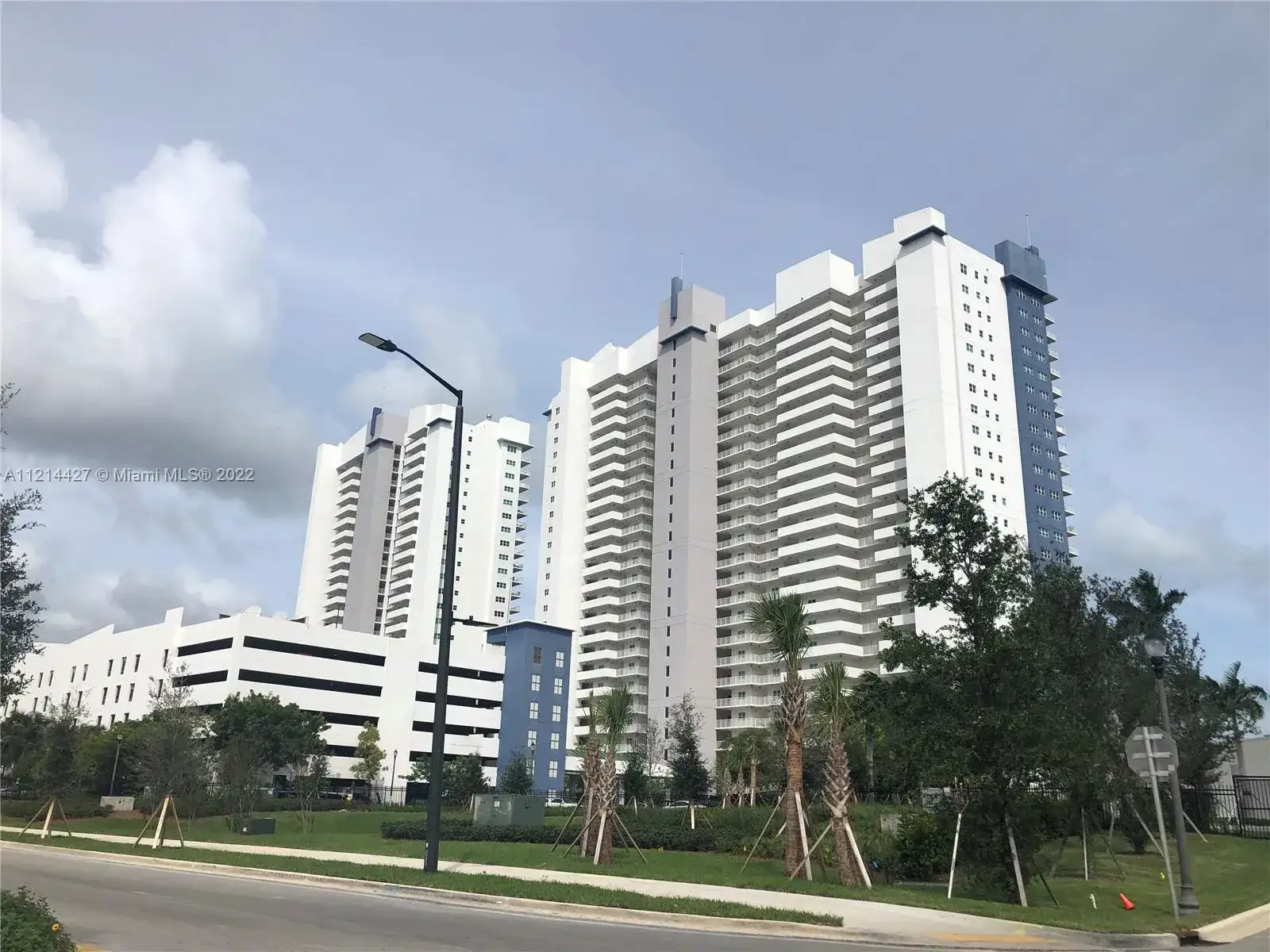 15051 Royal Oaks Ln # 2003, North Miami FL 33181 photo 2