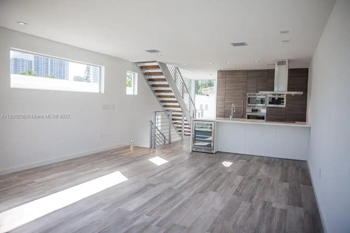 645 Michigan Ave, Miami Beach FL 33139 photo 2