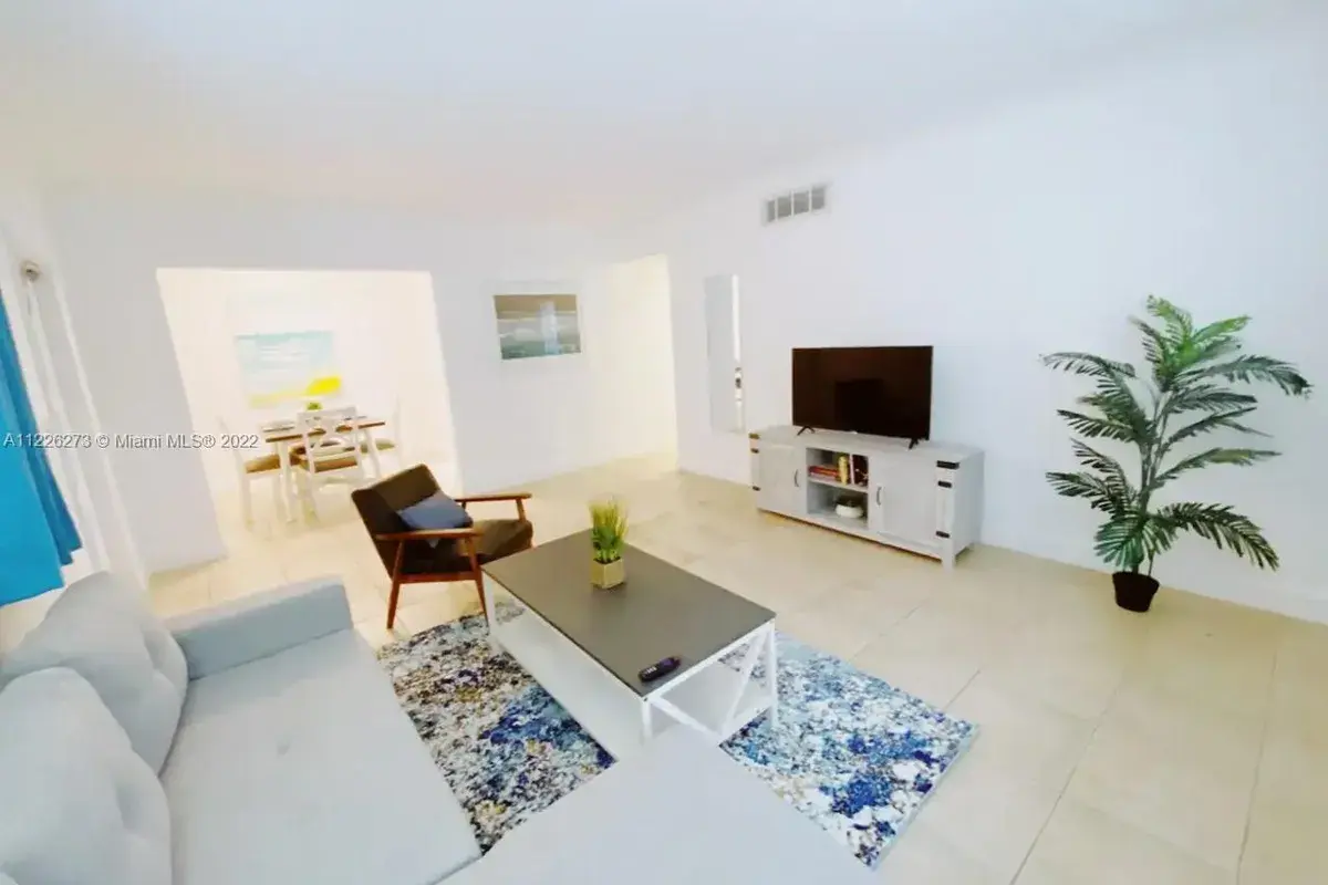 2929 NE 49th St # 2, Fort Lauderdale FL 33308
