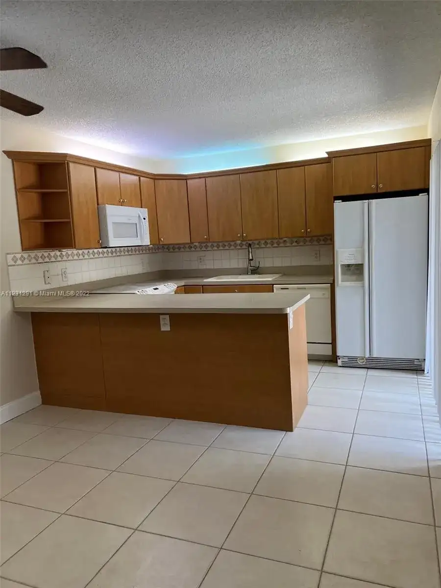 9876 NW 6th Ct, Plantation FL 33324 photo 4