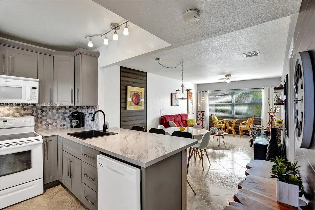 3531 NW 50th Ave # 613, Lauderdale Lakes FL 33319