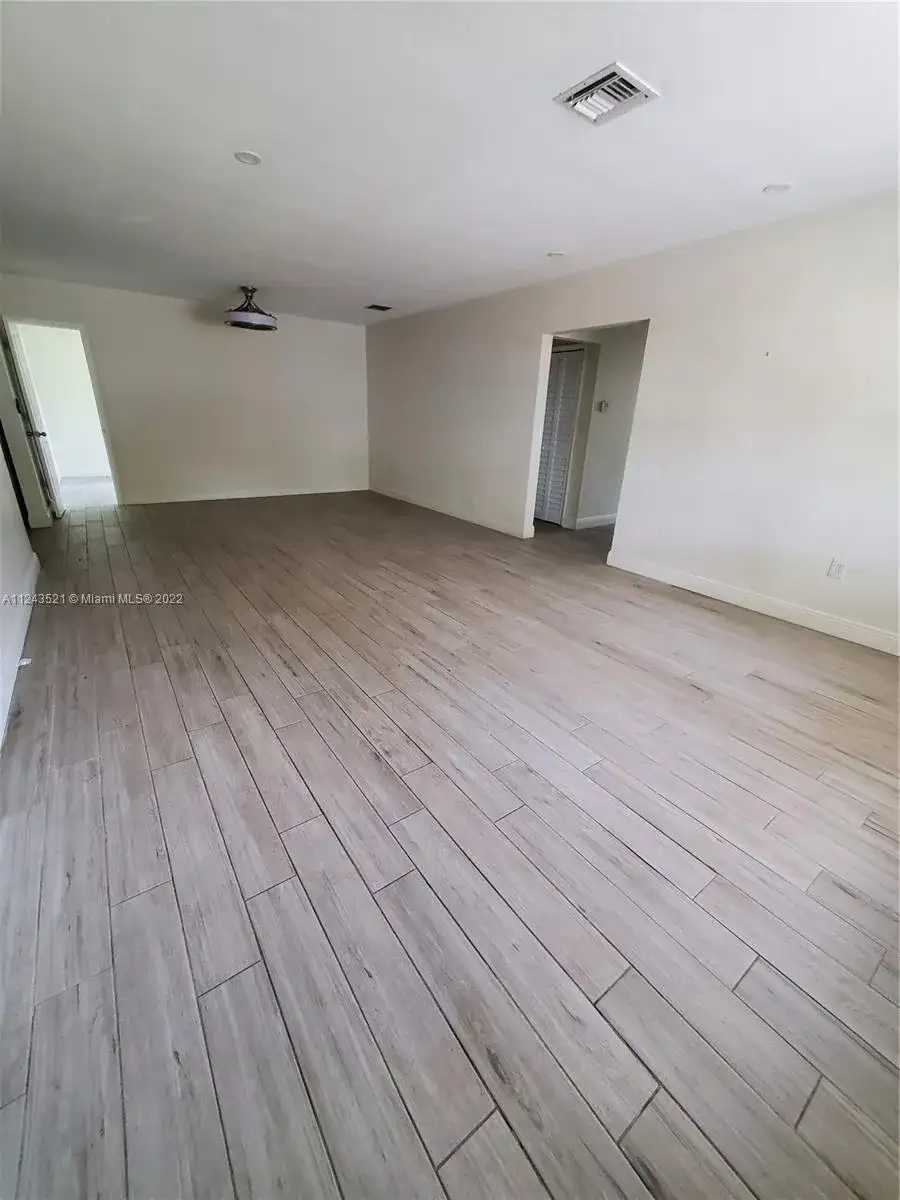 685 NE 172nd St, Miami FL 33162 photo 2