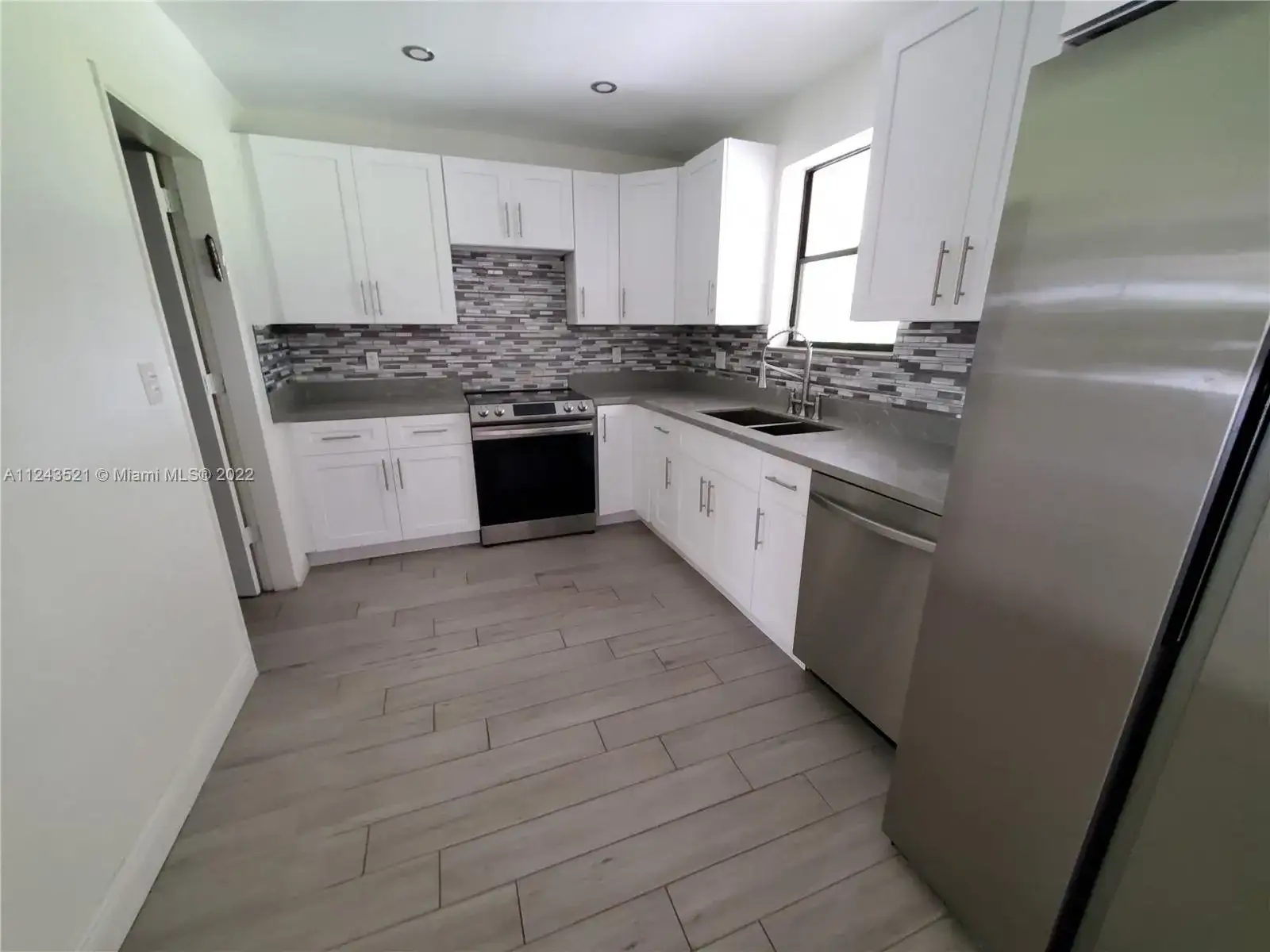 685 NE 172nd St, Miami FL 33162 photo 3
